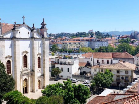 Foto de Una vista del dron de la Catedral Nuestra Señora de la Inmaculada Concepción Leiria, Portugal - Imagen libre de derechos