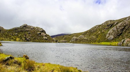 Téléchargez les photos : Belle vue sur le lac Lagune Noire (Lagunas Negras), Paramo de Santurban entre les collines à l'automne dans la réserve naturelle, Colombie - en image libre de droit