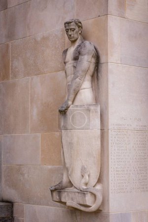 Foto de Un disparo vertical de una estatua de un hombre defendiéndose de una serpiente. - Imagen libre de derechos