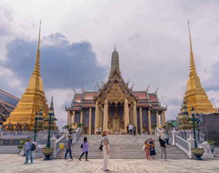 Téléchargez les photos : Une foule de personnes visitant le Temple du Bouddha Émeraude à Bangkok, Thaïlande - en image libre de droit