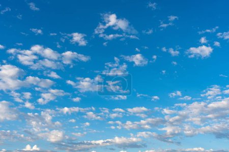 Téléchargez les photos : Une vue imprenable sur un ciel nuageux pendant la journée - en image libre de droit
