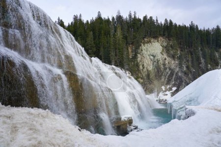Téléchargez les photos : Une magnifique cascade d'hiver majestueuse prise à Banff, Alberta, Canada. - en image libre de droit