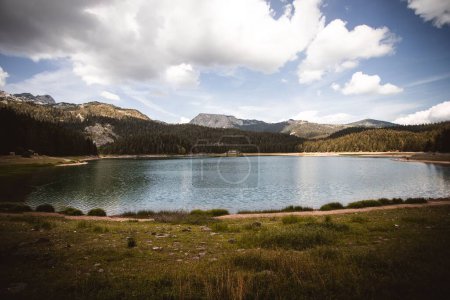Téléchargez les photos : Une belle scène de la nature du lac noir entouré par les montagnes Durmitor à Zabljak, Monténégro - en image libre de droit