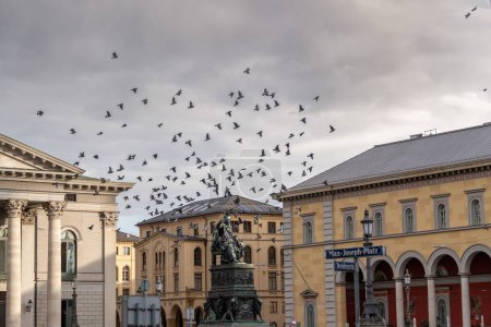 Foto de Las aves que vuelan sobre la plaza Max-Joseph-Platz en Munich, Alemania. - Imagen libre de derechos