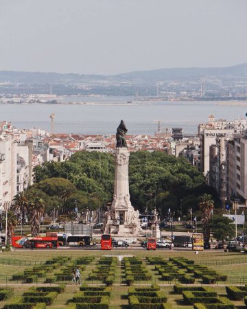 Téléchargez les photos : Un plan vertical du parc Eduardo VII à Lisbonne avec la baie en arrière-plan par une journée ensoleillée - en image libre de droit