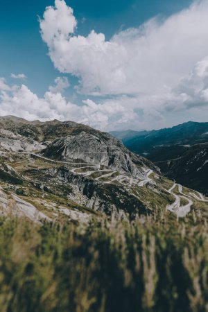 Téléchargez les photos : Un paysage vertical du magnifique col verdoyant du Gothard dans les Alpes - en image libre de droit