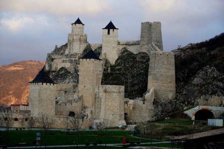 Téléchargez les photos : Une vue extérieure de la célèbre forteresse Golubac en Serbie - en image libre de droit