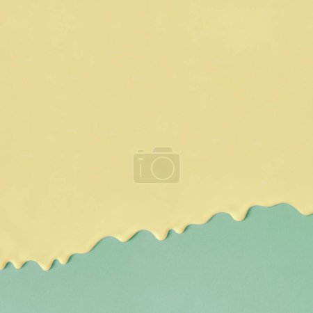 Foto de Una textura de pintura al óleo amarillo 3D goteando sobre lienzo verde pastel - fondo minimalista con espacio de copia - Imagen libre de derechos
