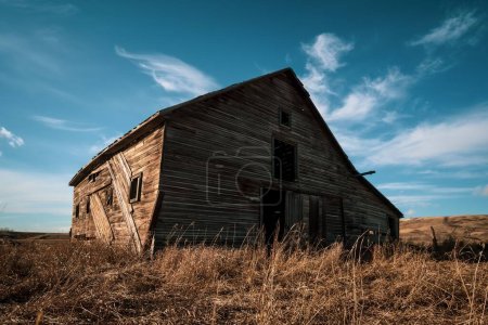 Téléchargez les photos : Une grange abandonnée dans les Badlands de l'Alberta - en image libre de droit