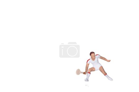 Téléchargez les photos : Joueur de tennis en action, isolé sur fond blanc, personnage miniature - en image libre de droit