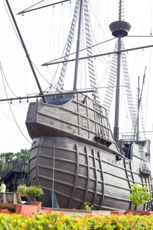 Téléchargez les photos : Une verticale d'un vieux navire au Melaka Maritime Museum à Malacca, Malaisie - en image libre de droit