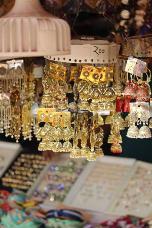 Téléchargez les photos : Une verticale d'affichage de bijoux dans un marché indien, accroché à des cordes - concept d'accessoires - en image libre de droit