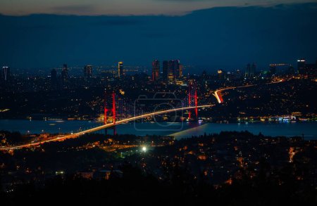 Téléchargez les photos : Vue aérienne du pont du Bosphore à Istanbul, en Turquie, la nuit - en image libre de droit