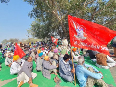 Téléchargez les photos : Les agriculteurs protestent avec des drapeaux contre un projet de loi adopté par le gouvernement BJP pendant la bande de Bharat - en image libre de droit