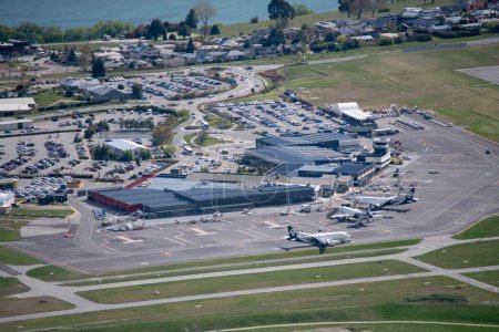 Foto de Aeropuerto de Queenstown con aviones Air New Zealand de los notables - Imagen libre de derechos