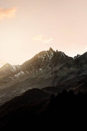 Téléchargez les photos : Un plan vertical époustouflant des montagnes rocheuses au lever du soleil - en image libre de droit
