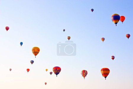Téléchargez les photos : Un sous-angle de nombreuses montgolfières dans un ciel clair ensoleillé pendant la Fiesta des montgolfières internationales d'Albuquerque - en image libre de droit