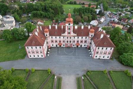 Foto de Una vista aérea del antiguo castillo histórico de Mnichovo Hradiste en Europa central, República Checa - Imagen libre de derechos