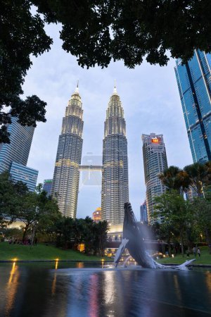 Téléchargez les photos : Un plan vertical de Petronas Twin Towers vu du parc KLCC, Malaisie - en image libre de droit