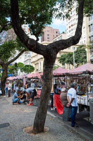 Foto de Un plano vertical de la gente comprando en el mercado en Belo Horizonte, Brasil - Imagen libre de derechos