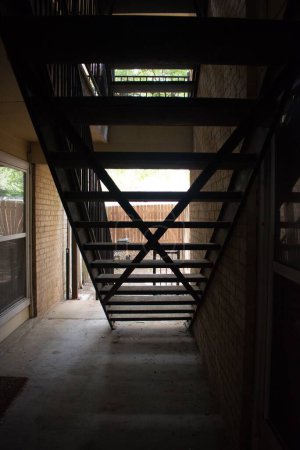 Téléchargez les photos : Un plan vertical de l'escalier vide à l'intérieur du bâtiment. - en image libre de droit