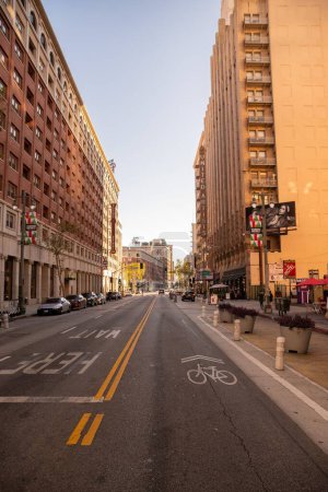 Foto de Un plano vertical de una carretera para coches y bicicletas rodeada de edificios en Los Ángeles - Imagen libre de derechos