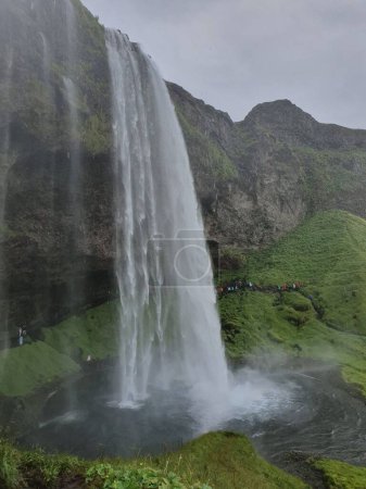 Téléchargez les photos : Un plan vertical de la cascade Seljalandsfoss en Islande - en image libre de droit