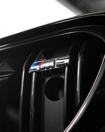 Téléchargez les photos : L'emblème du barbecue avant BMW M5 et la caméra de vision nocturne - en image libre de droit