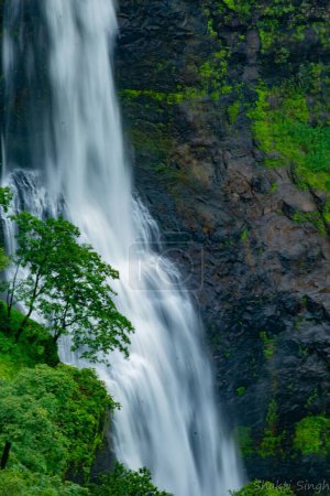 Foto de Un disparo vertical de la cascada que fluye por la colina - Imagen libre de derechos