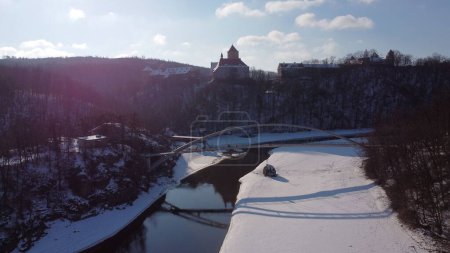 Téléchargez les photos : Une vue aérienne du célèbre château de Veveri recouvert de neige - en image libre de droit