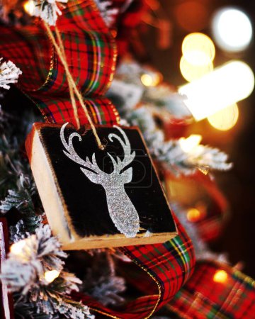 Téléchargez les photos : Un plan vertical d'une décoration de rennes paillettes de Noël sur le fond flou - en image libre de droit