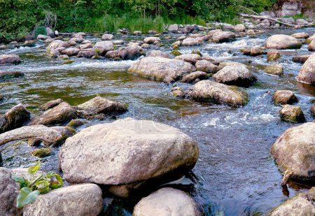 Téléchargez les photos : Une vue en angle élevé d'un ruisseau en cascade sur les rochers - en image libre de droit