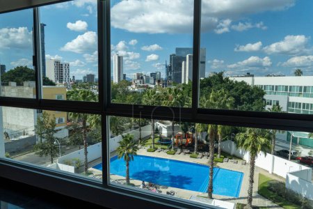 Téléchargez les photos : Vue d'une piscine depuis un appartement situé dans une tour - en image libre de droit