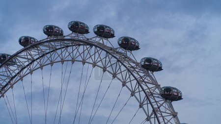 Téléchargez les photos : Une vue partielle des cabines du London Eye devant un ciel nuageux bleu - en image libre de droit