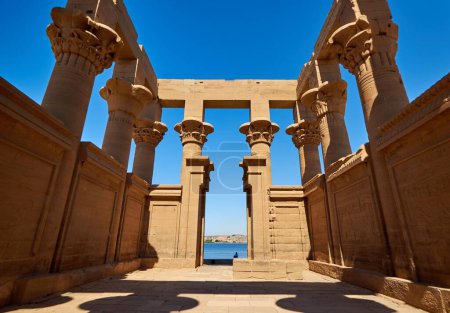 Foto de Un plano escénico del complejo del templo de Philae contra el cielo azul en Egipto - Imagen libre de derechos