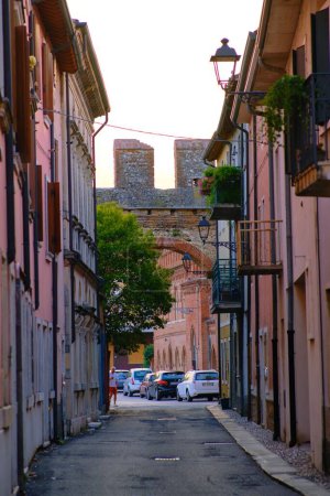 Foto de La vista vertical de una calle del casco antiguo con edificios de colores en Soave - Imagen libre de derechos