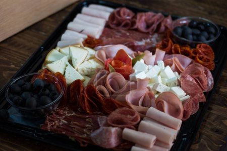 Téléchargez les photos : Gros plan d'une table avec mélange de viande et de fromage - en image libre de droit