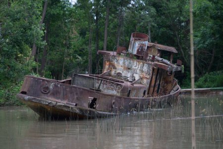 Téléchargez les photos : Un navire rouillé abandonné dans la zone humide - en image libre de droit