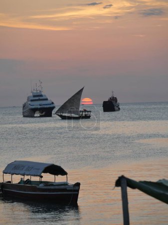 Téléchargez les photos : Une vue aérienne des bateaux naviguant sur la mer au coucher du soleil - en image libre de droit