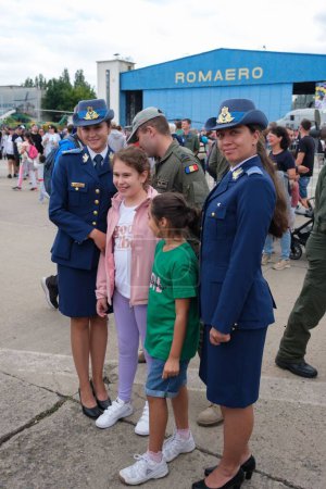 Téléchargez les photos : Un plan vertical d'enfants et de femmes officiers de la Force aérienne au Salon international de l'aéronautique de Bucarest - en image libre de droit