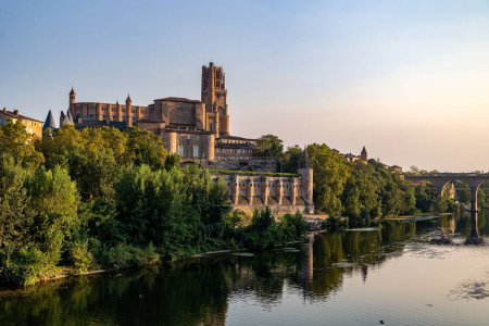 Téléchargez les photos : Une belle vue sur la ville française d'Albi avec le pont sur la rivière et la cathédrale. - en image libre de droit