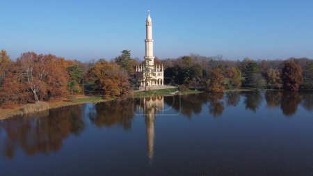 Téléchargez les photos : Vue aérienne du Minaret et du parc du château de Lednice, République tchèque, UNESCO - en image libre de droit