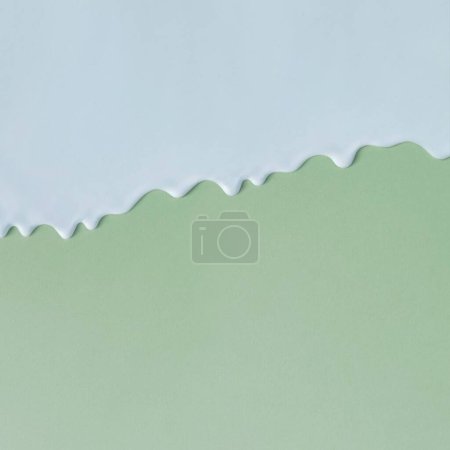 Foto de Una textura de pintura al óleo azul 3D goteando sobre lienzo verde pastel - fondo minimalista con espacio de copia - Imagen libre de derechos