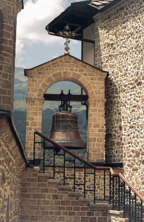 Téléchargez les photos : Un gros plan vertical de la cloche au monastère Saint-Jean-Baptiste en Macédoine du Nord - en image libre de droit