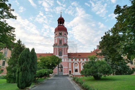 Foto de Una hermosa vista del jardín y la entrada al castillo histórico Roudnice nad Labem en la República Checa - Imagen libre de derechos
