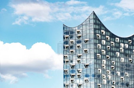 Téléchargez les photos : La maison Elbphilharmonie à Hambourg avec une belle architecture moderne sur fond de paysage nuageux - en image libre de droit