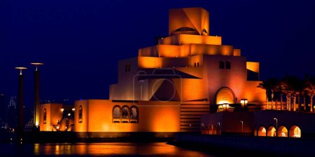 Téléchargez les photos : Une vue panoramique de nuit du Musée d'Art Islamique à Doha, Qatar - en image libre de droit