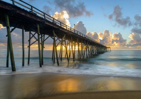 Téléchargez les photos : Une vue panoramique de Carolina Beach jetée pendant le lever du soleil coloré, longue exposition - en image libre de droit