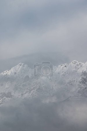 Téléchargez les photos : Montagnes enneigées de la Nordkette au Tyrol dans le brouillard sont une expérience fantastique pour tous les vacanciers et les habitants - en image libre de droit