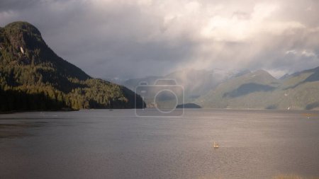 Una vista panorámica de la montaña en la orilla del lago Pitt en un día nublado